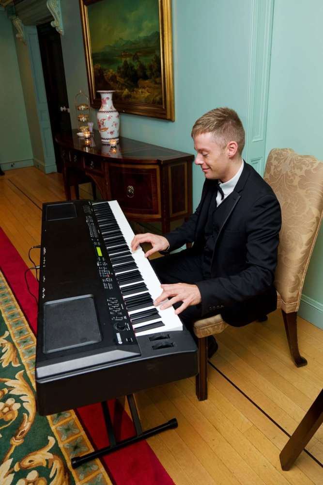 Lee J | Pianist London | Function Central